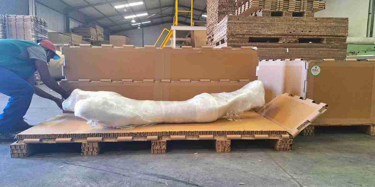 Life-size sculpture placed on a Rebul pallet before crate closure